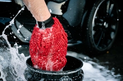 Nuke Guys Chenille Red - Mikrovláknová mycí rukavice