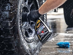 Meguiar's Ultimate All Wheel Cleaner - pH neutrální čistič na kola s přebarvováním do ruda (709 ml)