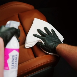 GYEON Q2M LeatherCleaner NATURAL - čistič kůže (500ml)