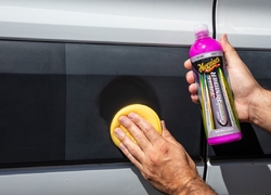 Meguiar's Hybrid Ceramic Trim Restorer - oživovač a keramická ochrana nelakovaných plastů (473 ml)