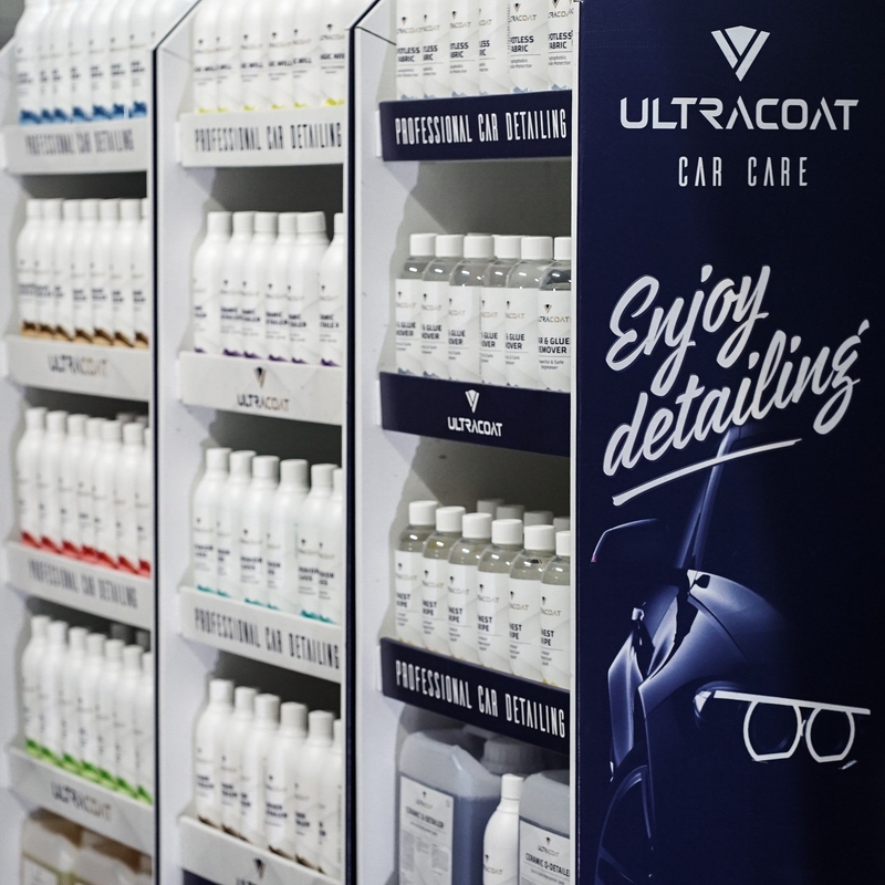 Ultracoat Rack - Prodejní stojan naplněný produkty Ultracoat
